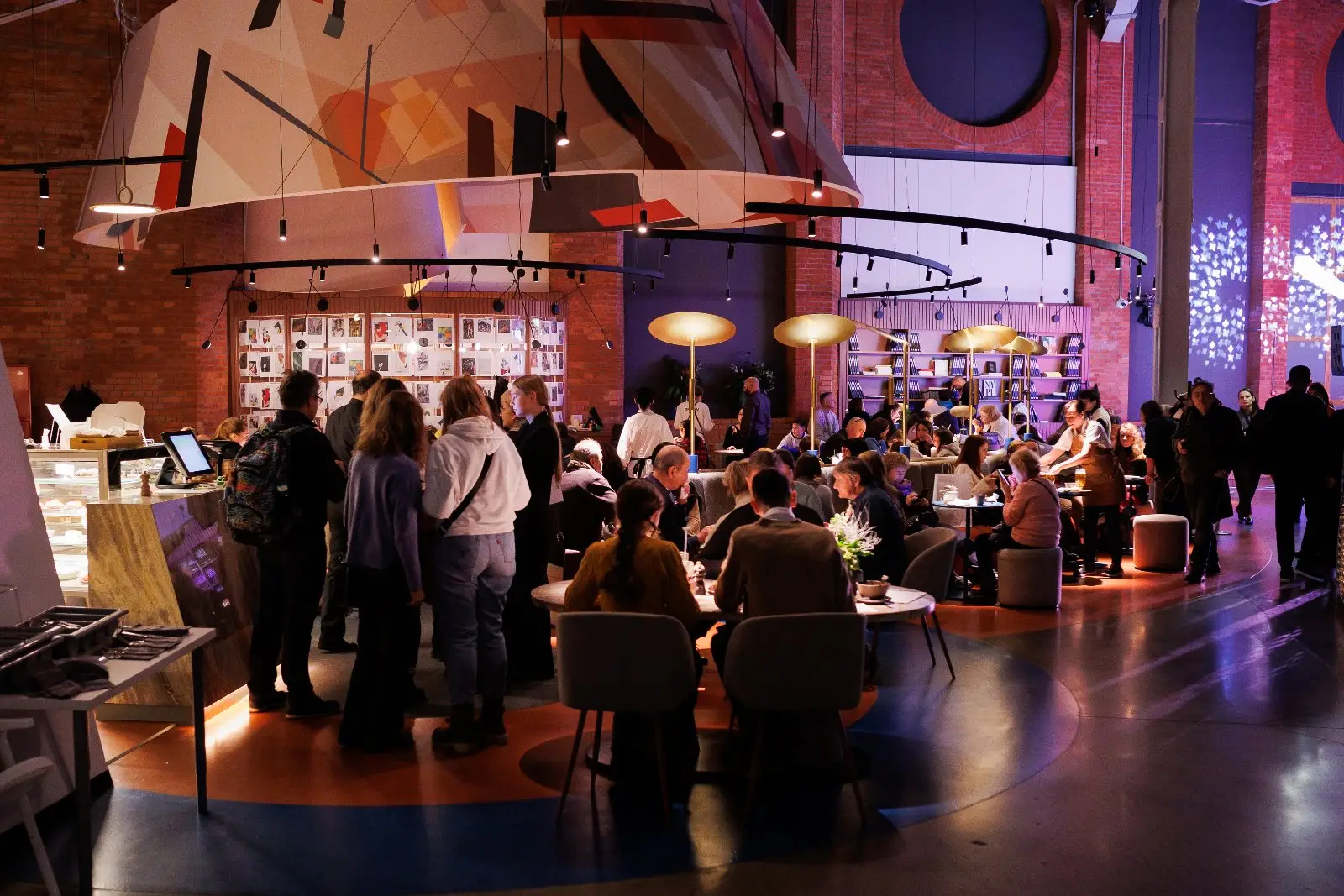 Общественное пространство и кафе в атриуме музея